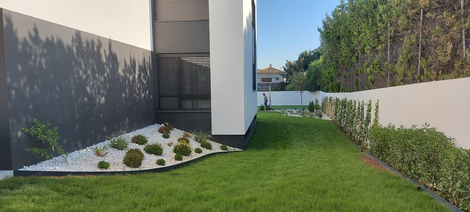 Parterre de grava blanca y césped