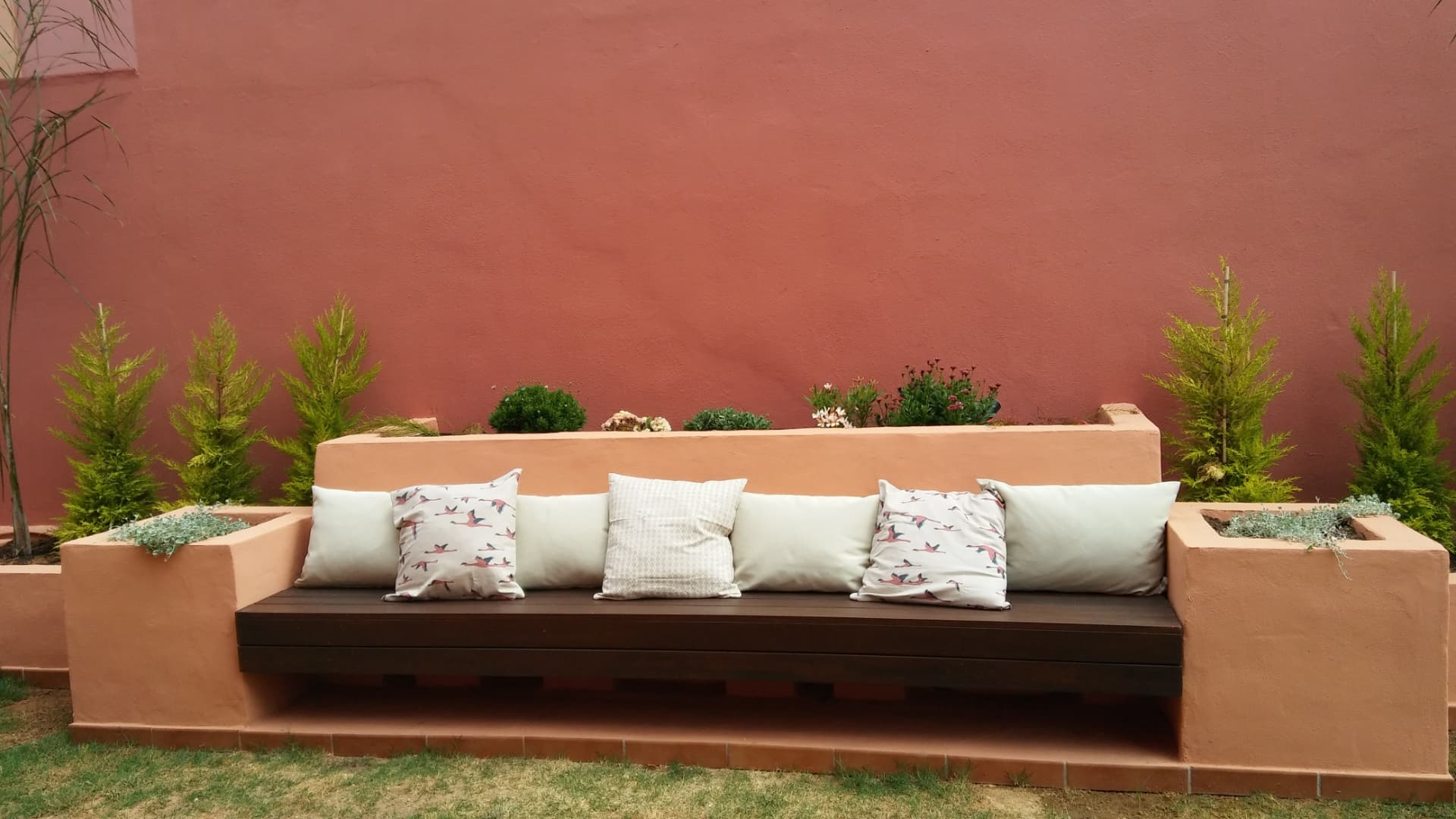 Banco de obra y jardinera corrida en terracota